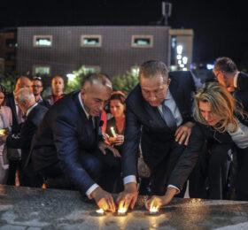 Kryeministri Haradinaj dhe zëvendëskryeministri Pacolli ndezën qirinj në përkujtim të 11 Shtatorit