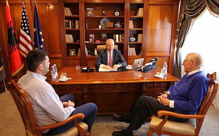 Takim me mikun tim, ambasadorin William Walker