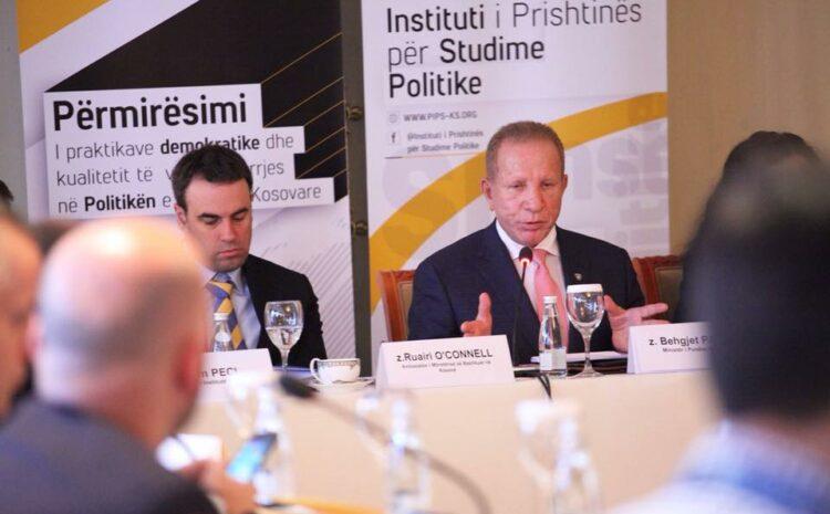 Pjesëmarrës në panelin kryesor në tryezën,“Politika e jashtme kosovare: prioritetet dhe sfidat”