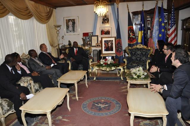  E shoqërova ministrin ganez, Muhammad Mumuni për vizitë në familjen e ish presidentit Rugova