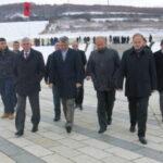 Kryeministri Thaçi, dhe zv.kryeministri Pacolli, për 28 Nëntor bënë homazhe duke vendosur lule në Kompleksin Memorial “Adem Jashari” në Prekaz, dhe para shtatoreve të Komandantit të UÇK-së, Zahir Pajaziti dhe ish-presidentit Rugova në Prishtinë