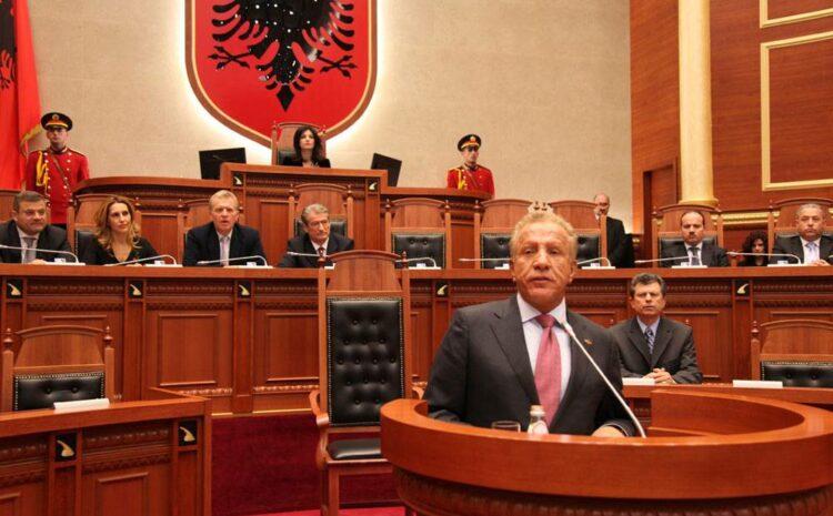  Rexhep Qosja: Vizioni gjithkombëtar i Behgjet Pacollit, shembull për politikanët shqiptarë