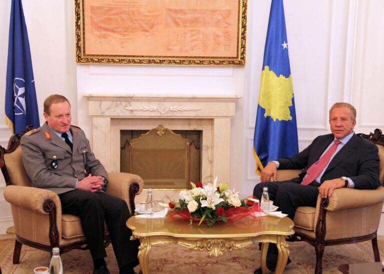 Me komandantin e KFOR-it në Kosovë, gjeneralin Erhard Buhler, shprehëm gatishmërinë e vazhdueshme për bashkëpunim, duke çmuar lart kontributin që forcat e KFOR-it kanë dhënë dhe po japin në vazhdimësi për shtetin dhe qytetarët e Kosovës. Me theks të veçantë, theksova kontributin e madh të KFOR-it për zhvillimin e Forcës së Sigurisë së Kosovës (FSK). Pjesëtarët e KFOR-it kanë qenë gjithmonë shembull i disiplinës dhe i shërbimit professional.