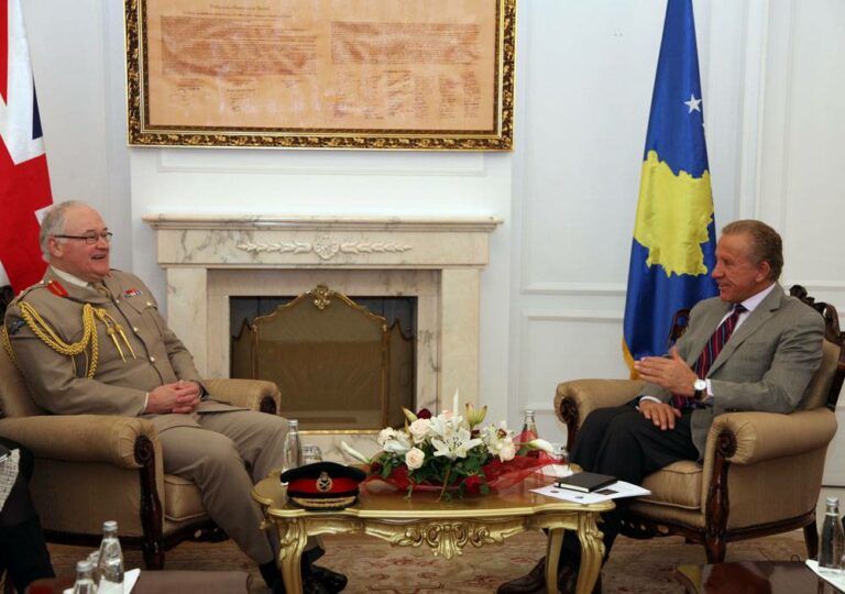 Për një takim në presidence erdhi edhe shefi i Shtabit të Përgjithshëm të Ushtrisë Britanike, Gjenerali Sir Peter Wall. Mbretëria e Bashkuar është mike e madhe e Kosovës, është pjesë e suksesit të Kosovës, ndaj dhe gëzon respektin dhe falënderimet të mëdha të popullit dhe të institucioneve të Republikës së Kosovës. Prezenca tyre në vendin tona është shumë me rëndësi për ne. Një ndihmë shumë domethënëse dhe që vlerësohet shumë është që ushtria e Mbretërisë së Bashkuar jep për Forcën e Sigurisë së Kosovës (FSK).
