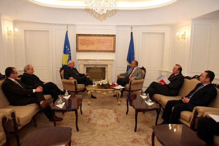 Imzot Vincenco Paglia, president i Komunitetit “Shën Egjidio” nga Italia, që ka qenë e pranishme në Kosovë që nga viti 1994, me projektet e shumta në ndihmë popullit të Kosovës, ishte në presidenc për takim. Paglia tha se komuniteti që ai drejton do të japë gjithë ndihmesën e tij në rrugën e integrimit të Kosovës në Evropë. Duke folur për punën e Komunitetit “Shën Egjidio”, thash se ky fondacion dhe Imzot Paglia janë të njohur dhe të mirëpritur gjithnjë në Kosovës.