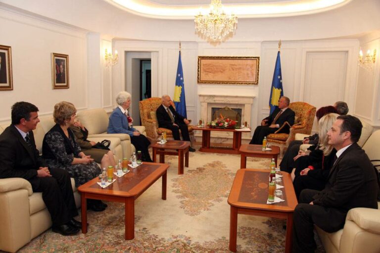 Me rastin e 7 Marsit, ditës së Mësuesit, prita në presidencë një grup të arsimtarëve dhe të veteranëve të arsimit. I urova dhe falënderova për kontributin që kanë dhënë dhe po japin për arsimin në Kosovë në kohët më të vështira. Duke folur në emër të arsimtarëve dhe veteranëve të arsimit, profesori dhe shkrimtari Ramiz Kelmendi u shpreh: “E ndjeva veten jashtëzakonisht të nderuar. Lum ai shtet e lum ai pushtet i cili nderon arsimtarët e vet”. Ndërsa mësuesja Sofije Kllokoqi, që ka qenë mësuese imja, evokoi kujtime nga ajo kohë dhe u shpreh shumë e gëzuar që nxënësi i saj ka arritur kaq shumë suksese dhe është bërë President i vendit.