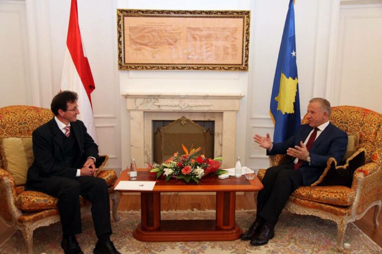 E prita në takim ambasadorin e Zvicrës në Kosovë, z.Lukas Beglinger, i cili përcolli urimet e Presidentes së Konfederatës së Zvicrës, znj.Micheline Calmy-Rey. Kontributi i znj. Micheline Calmy-Rey dhe i Zvicrës në shtetndërtimin e Kosovës ka qenë shumë i madh. Kosova ka nevojë ende për ndihmë nga Zvicra, në përcjelljen e përvojave të këtij shteti në vendin tonë, si dhe fushën e drejtësisë, ku Zvicra mund t’u japë një ndihmë të çmueshme institucioneve përkatëse të vendit tonë. Gjithashtu, theksova kërkesën që sa më shumë biznese nga ky vend të investojnë në Kosovë.