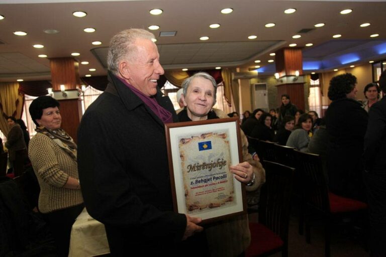 Me rastin e 8 Marsit, ditës së gruas, në Gjakovë organizova pritje dhe shtrova drekë për gratë e Krushës, të Gjakovës dhe vendbanimeve të tjera të këtij rajoni. Në emër të grave të mbledhura kryetarja e shoqatës “Thirrjet e Nënave”, Nysrete Kumnova, në një fjalë emocionale, përshkroi gjendjen e rëndë të nënave, bashkëshorteve, motrave dhe familjarëve të të pagjeturve, të cilat çdo festë, e edhe 8 Marsin, e përjetojnë me dhimbje. Bashkëndjeva dhimbjen që kanë nënat, gratë, motrat e të pagjeturve. Thash se nuk di a do të jemi në gjendje t’ua kthejmë hakun, për gjithë atë që keni bërë për ne. Por, unë mund t’ju premtoj se do të punoj me gjithë fuqinë, që ta ndieni se ju jeni të vlefshme për ne.