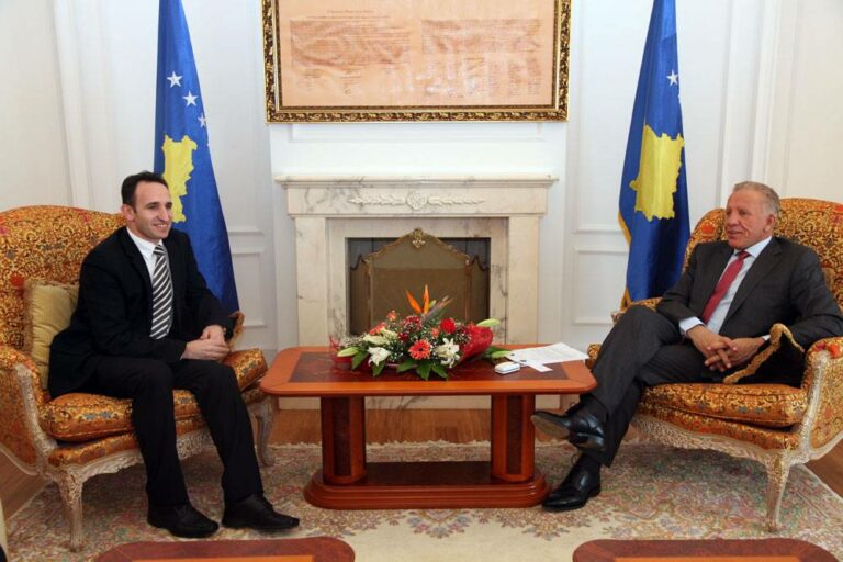 Prita në takim drejtorin e Agjencisë Kosovare të Inteligjencës (AKI), z. Bashkim Smakaj. Ai më njoftoi me punën e Agjencisë Kosovare të Inteligjencës, e cila tashmë po hyn në vitin e tretë të funksionit të saj, organizimin e saj dhe sfidat që e presin në të ardhmen. Nga ana ime përgëzova z.Smakaj dhe drejtuesit e tjerë të kësaj agjencie për punën që po bëjnë dhe u ofrova bashkëpunimin dhe përkrahjen e vazhdueshme të tij dhe të institucioneve të vendit.