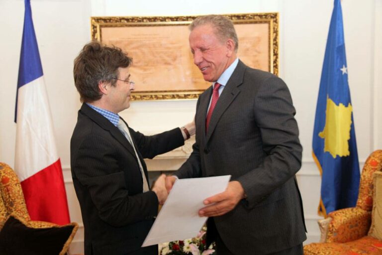 Ambasadori i Francës në vendin tonë, Jean Francois Fitou, më dorëzoi letrën e urimit të Presidentit të Francës, Nicolas Sarkozy, I cili më dërgoi që u zgjedha president. Presidenti Sarkozy kishte shkruar se kaluan tri vjet nga pavarësia. Kosova po forcohet në fushën ndërkombëtare dhe ka marrë gjithnjë njohje të shumta. Ka ditur të udhëheqë përpjekje të rëndësishme në një kontekst delikat dhe kompleks. Unë e di se mund të llogarisë në ju për të dyfishuar zellin e madh në këtë punë. Kosova ka bërë reforma kruciale për konsolidimin e institucioneve dhe në mbizotërimin e Ligjit. Është angazhuar me vendosmëri në rrugën drejt Bashkimit Evropian. Nuk kam dyshim se, me nxitjen e juaj, Kosova do të mund të përballet me sfidat që e presin.