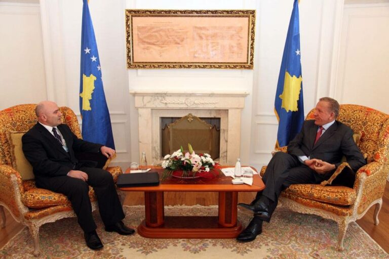 Prita takim ushtruesin e detyrës së guvernatorit të Bankës Qendrore të Kosovës (BQK), z.Gani Gërguri dhe zëvendësguvernatorin, Nexhat Kryeziu. Ata më njoftuan për gjendjen në BQK, punën që bën ky institucion, rezultatet e arritura, por edhe sfidat që e presin në të ardhmen. Kosova ka një sistem stabil, të sigurt dhe të shëndoshë financiar. Vura theksin tek projektet e së ardhmes, duke pasur gjithnjë synim zhvillimin e vendit dhe integrimin e tij sa më të shpejtë në institucione dhe struktura ndërkombëtare.