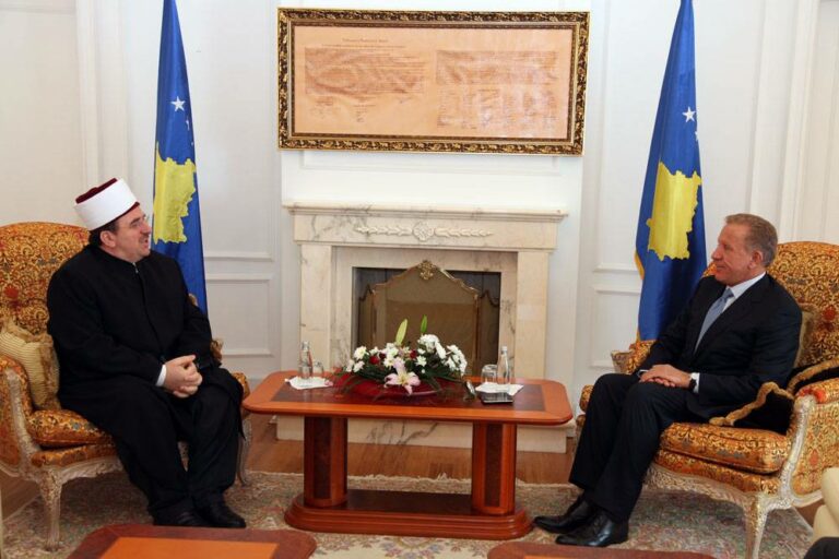 Prita në Presidence mikun tim myftiun e Kosovës, Naim Tërnava me bashkëpunëtorë. Me myftiun Tërnava theksuan nevojën e bashkëpunimit të vazhdueshëm në të gjitha fushat, në çuarjen përpara të proceseve, në të mirë të interesit të Kosovës dhe të të gjithë qytetarëve të saj. Duke çmuar lart angazhimin e Myftiut Tërnava dhe të Bashkësisë Islame të Kosovës, i ofrova përkrahjen e vazhdueshme të tij dhe të institucioneve të vendit.