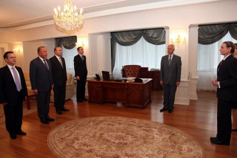 Ambasadori i ri i Mbretërisë së Bashkuar në vendin tonë, z.Ian Cliff i dorëzoi letrat kredenciale, me një ceremoni solemne, në Presidence. Populli dhe institucionet e Republikës së Kosovës falënderojnë shumë Mbretërinë e Bashkuar për çdo gjë që ka bërë, për mbështetjen që i ka dhënë formimit dhe forcimit të Republikës së Kosovës. “Për Mbretërinë e Bashkuar, Kosova është një partner i rëndësishëm në rajonin e Ballkanit. Keni pasur përkrahjen e vazhdueshme të saj në të kaluarën dhe do ta keni edhe në të ardhmen”, theksoi ambasadori Ian Cliff.