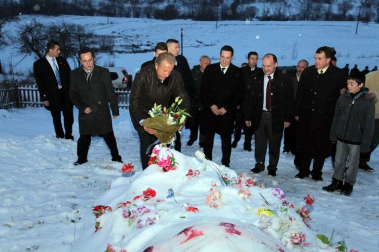 Gjatë ditës vazhdova edhe në Orllan për homazhe te varri i Heroit të Kosovës, Zahir Pajaziti. U prita nga një numër i madh qytetarësh, si dhe zhvillova një bisedë të përzemërt me familjen Pajaziti. “Vëllanë e dëshmorit e inkurajova dhe i premtova se do të punoj për ta çuar idenë dhe dëshirën e dëshmorit Zahir Pajaziti deri në fund, të krijoj dhe të forcoj një shtet të pavarur të Kosovës”.