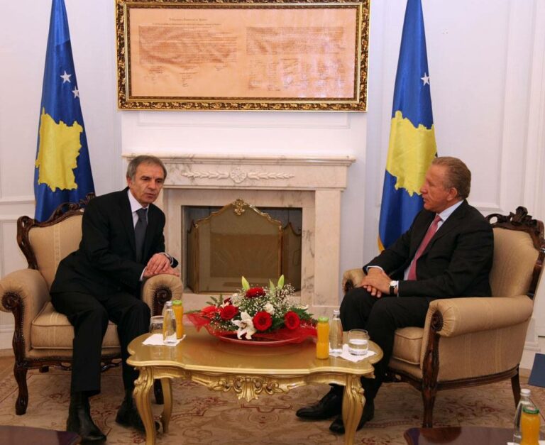 Takime në ditën e pare në zyre i fillova me ambasadorin e Republikës së Maqedonisë, Stojan Karajanov. Ambasadori më uroi për zgjedhjen në detyrën e re, dhe më përcolli ftesën e Presidentit maqedon, Gjorgji Ivanov për të vizitë zyrtare. E falënderova Presidentin Ivanov për ftesën për vizitë, dhe vura theksin tek marrëdhëniet mes Kosovës e Maqedonisë, të cilat janë shumë të mira dhe të cilat duhet të njohin zgjerim në të gjitha fushat.