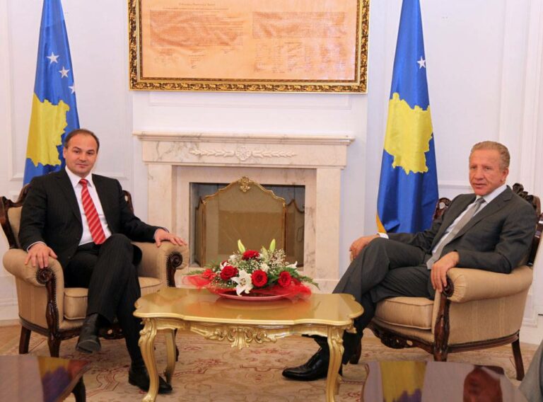 Prita në takim edhe ministrin e punëve të Jashtme të Republikës së Kosovës, Enver Hoxhaj, me të cilin diskutuam për angazhimin dhe koordinimin e punës së këtyre dy institucioneve kyçe të politikës së jashtme të vendit, me theks të veçantë në aktivitetin për sigurimin e njohjeve të reja të shtetit tonë. Sipas Kushtetutës së Republikës së Kosovës, politika e jashtme udhëhiqet nga presidenti i vendit dhe u dakorduam që ta hartojmë një plan të përbashkët të punës, një agjendë dinamike, agresive e cila do t’i sjellë Kosovës sa më shumë njohje.