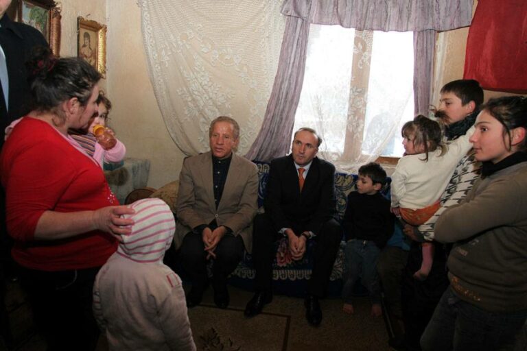 Vizita e radhës ishte tek dy familje në gjendje të rëndë materiale, njëra në Prishtinë e tjetra në fshatin Pojatishtë të Ferizajt. Aty vendosa që pagën si president do t’ua japë familjeve në gjendje të rëndë materiale. Lajmin ua kumtova nga afër edhe familjes Bunjaku dhe Avdyli, se pagën do e ndajë proporcionalisht për këto dy familje dhe për tetë familje të tjera në gjendje të rëndë sociale. “Sot isha këtu që t’i inkurajoj që të mos humbin shpresën. Kosova është duke bërë çdo gjë që të krijohen mundësi të reja për këto familje që kanë nevojë për mbështetje”.