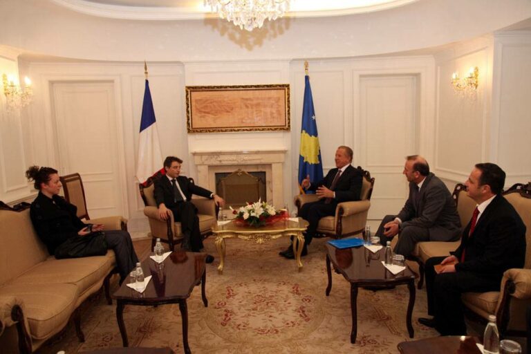 Me ambasadorin e Francës në Prishtinë, Jean François Fitou, zhvilloba një bisedë të gjatë dhe miqësore. Duke pranuar urimet e Ambasadorit Fitou dhe institucioneve të Francës për zgjedhjen në detyrën e re, theksova se Franca është mike e madhe e Kosovës dhe se kemi nevojë për shumë miq, të cilët Kosova do të dijë t’i respektojë dhe do të krijojë edhe miq të tjerë anembanë globit. Nga ana e tij, ambasadori Jean François Fitou tha se Kosova do ta gjejë vendin e saj në Evropë, dhe se ky realitet duhet të jetësohet, sepse nuk ka rrugëzgjidhje tjetër.