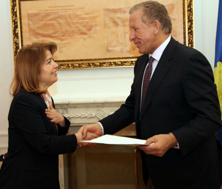 Prita në takim ambasadoren e Republikës së Turqisë në vendin tonë, Songul Ozan, e cila më uroi për detyrën dhe më dorëzoi urimin që më kishte dërguar Presidenti i Turqisë, Abdullah Gyl. Kontributi i madh i Turqisë gjatë periudhës së shtetbërjes së Kosovës ka qenë i një rëndësie të veçantë dhe shumë të madhe.