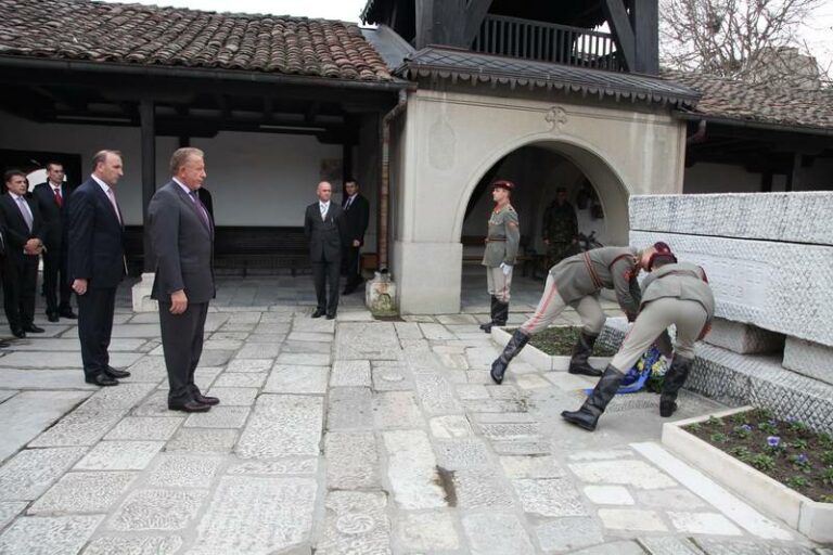 Presidenti i Republikës së Kosovës, Behgjet Pacolli, gjatë vizitës së sotme në Shkup, ka vendosur kurora lulesh para Shtatores së Heroit Kombëtar Gjergj Kastrioti Skënderbeu, si dhe ka shëtitur në Çarshinë e Vjetër të Shkupit. Presidenti i Republikës së Kosovës, Behgjet Pacolli, gjatë vizitës së sotme në Shkup, ka vendosur kurora lulesh para Shtatores së Heroit Kombëtar Gjergj Kastrioti Skënderbeu, si dhe ka shëtitur në Çarshinë e Vjetër të Shkupit.
