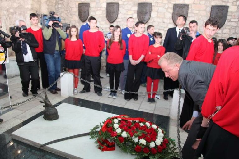 Vizitova qytetin e Krujës, ku u prit nga prefekti i Qarkut të Durrësit, që mbulon edhe Krujën, z.Genc Alizoti, si dhe nga kryetari i Bashkisë së Krujës, z.Lulzim Guni. Vizitova Muzeun Historik Kombëtar, Muzeun Etnografik dhe Pazarin e Vjetër në këtë qytet. Ndalesa e fundit e vizitës ishte në qytetin e Lezhës, ku disa muaj më parë isha shpallur qytetar nderi. U prita nga prefekti i Lezhës, z.Pal Dajçi dhe kryetari i Bashkisë së Lezhës, z. Viktor Tushaj, si dhe nga qytetarë të shumtë të këtij qyteti. Me këtë rast, vura kurora lulesh dhe bëra homazhe para varrit të Skënderbeut.