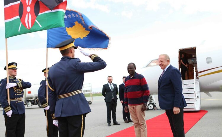 Organizova garden ceremoniale të FSK-së në pritje të zëvendëspresidentit të shtetit të Kenias, William Ruto