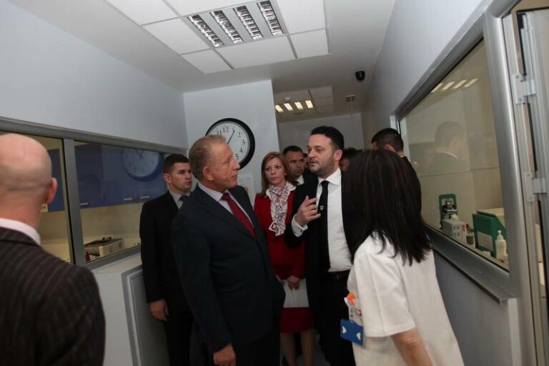 Presidenti Pacolli dhe delegacioni që e shoqëroi, vizitoi Klinikën “Sistina” në Shkup, nga drejtuesit e së cilës u njoftua për funksionimin dhe punën e kësaj.