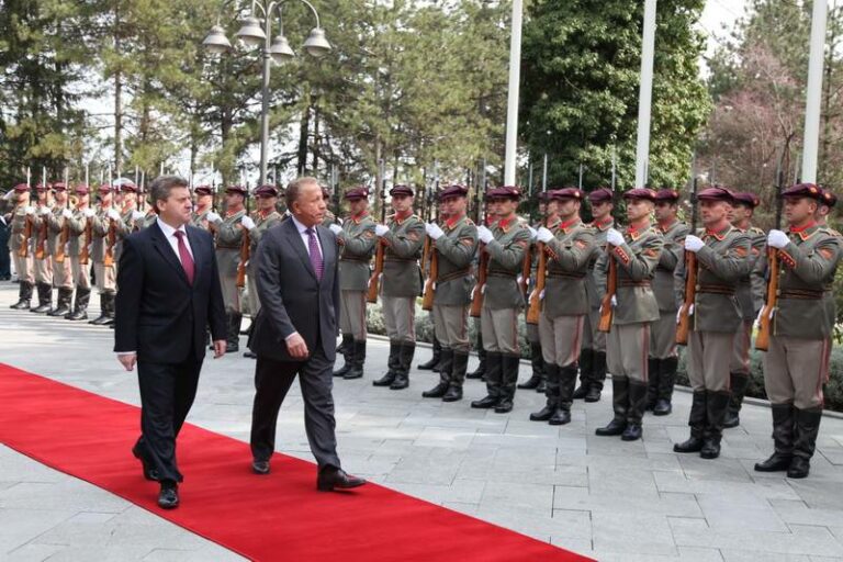 Fillova vizitën zyrtare dyditore në Republikën e Maqedonisë, me ftesë të Presidentit Gjorgji Ivanov. Të dy presidentët kemi ndjekur antonimin e himneve të të dy vendeve dhe pastaj kemi parakaluar para Gardës së Nderit. Më tej, kemi zhvilluar një takim kokë më kokë, pastaj kemi drejtuar takimin e delegacioneve të të dy vendeve, në të cilin janë diskutuar një varg temash, që nga sfera e bashkëpunimit politik e deri te zhvillimi ekonomik. Kemi konstatuar se si Kosova ashtu edhe Maqedonia janë partnerë strategjikë të njëra-tjetra, duke pasur parasysh marrëdhëniet shumë të mira mes të dy vendeve në të gjitha fushat, si dhe rrugëtimin e tyre drejt integrimit sa më të shpejtë në institucionet ndërkombëtare.