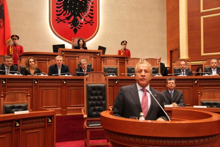 Adresimi im në parlamentin shqiptar si president i Republikës së Kosovës. Të dashur vëllezër të Shqipërisë, po vij në Tiranë në të parën vizitë jashtë Kosovës, si president i Republikës. Dhe ky rrugëtim imi jo vetëm simbolikisht u përkrye nëpërmjet kryeveprës së Kombit shqiptar, rrugës Durrës-Kukës-Morinë, ndoshta investimit më madhor të shqiptarëve në këtë fillim shekulli. Si njeri me eksperiencë profesionale të një lloji të caktuar, unë megjithatë nuk dua të humb kohën tuaj të çmuar me vlerësime metaforike, madje as dhe për kryeveprat.