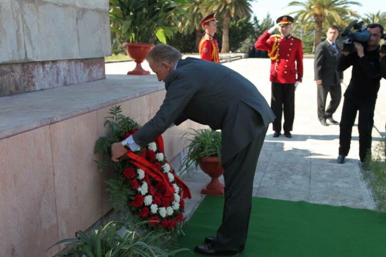 Presidenti i Republikës së Kosovës, z.Behgjet Pacolli, i cili po qëndron në ditën e dytë të vizitës zyrtare në Republikën e Shqipërisë, me ftesë të Presidentit Bamir Topi, vendosi kurora lulesh dhe bëri homazhe para Monumentit “Nënë Shqipëri” në Tiranë. Vendosja e kurorave u përcoll me ceremoni shtetërore nga Garda e Republikës, ndërsa Presidenti u shoqërua nga komandanti i Përgjithshëm i Gardës së Republikës së Shqipërisë, z.Ndrea Prendi dhe nga anëtarët e delegacionit të Kosovës, që e shoqërojnë atë në vizitë.