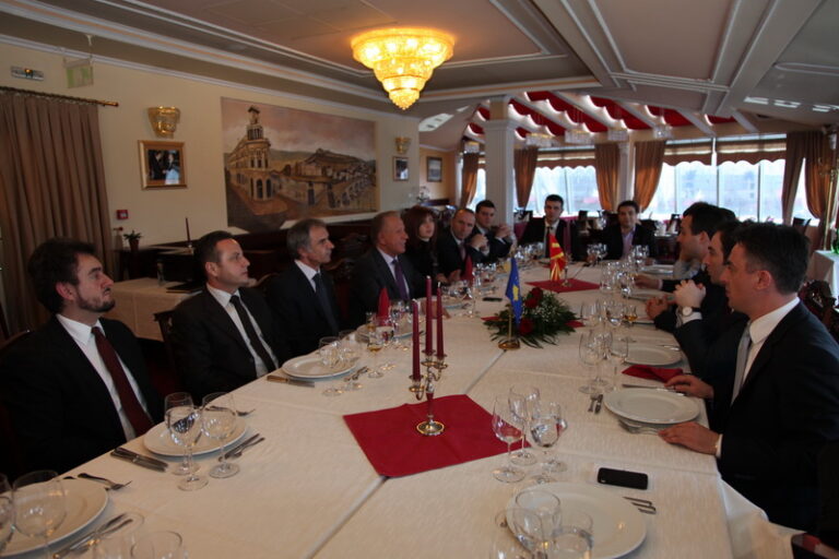 Zhvillova takim edhe me zëvendëskryeministrin z.Vasko Naumovski. “Vlerësojmë që së bashku do të shkojmë drejt integrimit të përbashkët në Bashkimin Evropian dhe në NATO”, tha zëvendëskryeministri Naumovski. Përgëzova zëvendëskryeministrin Naumovski për progresin e shënuar në fushën e integrimit euroatlantik. Duke iu referuar bashkëpunimit ekonomik dhe nevojës së zhvillimit të të dy vendeve tona, theksova se të investojmë me pak para që kemi, me pak kohë që na ka mbetur dhe më shumë shpirt që kemi në funksion të interesit të qytetarëve të vendit tone.