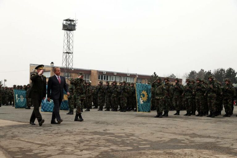 Pas takimit, parakalova para Gardës së FSK-së në manifestimin qendror të shënimit të 13-vjetorit të rënies heroike të komandantit legjendar Adem Jashari, organizuar në Kazermën “Adem Jashari” në Prishtinë.