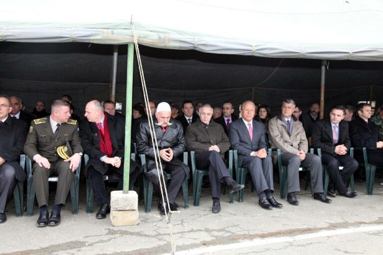 Të pranishëm ishin baca Rifat Jashari, kryeministri Hashim Thaçi, kryetari i Kuvendit, Jakup Krasniqi, përfaqësues diplomatikë të akredituar në vendin tonë, udhëheqës të KFOR-it, si dhe qytetarë të shumtë, të ardhur për të përcjellë këtë ceremoni që shënon fillimin e manifestimit treditor në shënim të përvjetorit të rënies së komandantit Adem Jashari dhe luftës heroike të familjes Jashari.