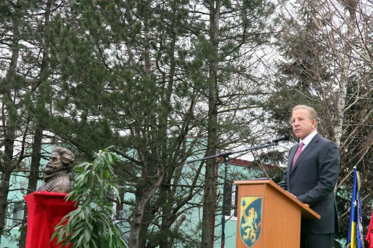 Vepra e heronjve është aty, ajo flet, është e gjallë për ta kujtuar se më shumë duhet të bëjmë në të ardhmen. Gjurmët e luftës së ndritshme të Ushtrisë Çlirimtare të Kosovës gjenden kudo në sipërfaqen e Republikës tonë dhe ne s’mundemi t’i harrojmë ata asnjëherë. Në procesin e ndërtimit të shtetësisë tonë, ne arritëm të ngrisim një institucion profesional të mbrojtjes së lirisë, siç janë Forcat e Sigurisë të Kosovës. Ajo është trashëgimtarja e drejtpërdrejtë e Ushtrisë Çlirimtare të Kosovës.