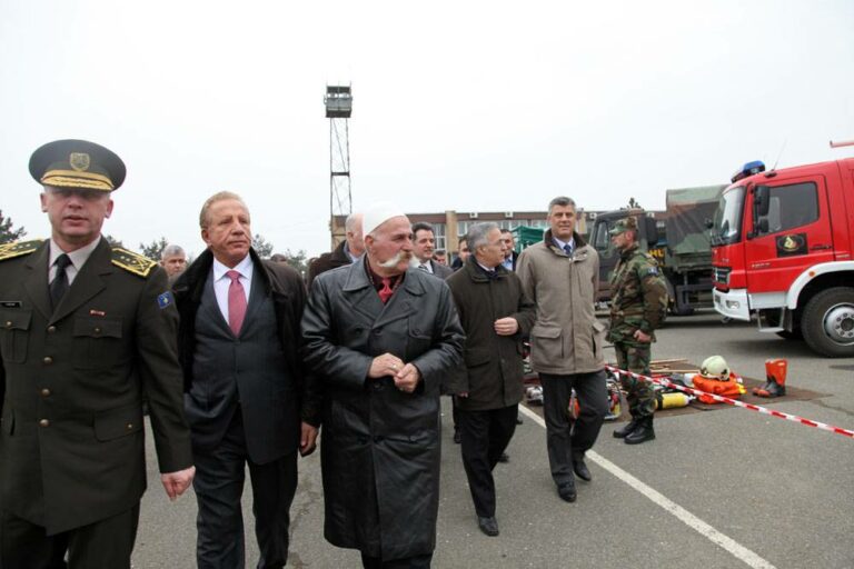 I shoqëruar nga Baca Rifat dhe kryeministri Thaçi parakaluam para ushtarëve të rreshtuar të FSK-së. Po ashtu, shikuam nga afër altilerinë dhe pajisjet ushtarake që posedon FSK-ja.