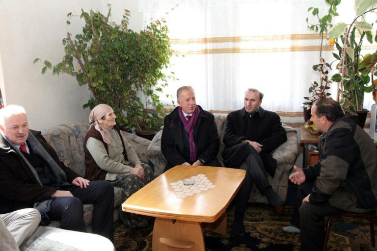 Me bashkëpunëtorët, në Prekaz, gjithashtu vizitova familjen e Habib Jasharit, e cila gjatë luftës ka qenë e strehuar te familjarët e familjes time Pacolli.