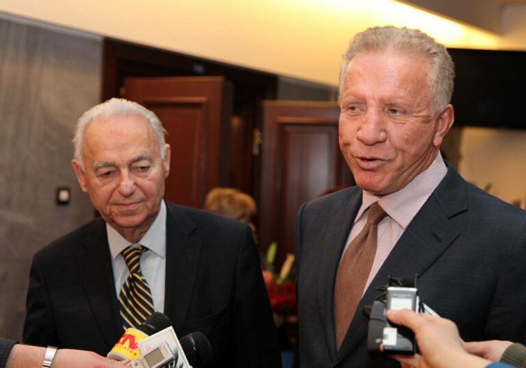 I prita në presidencë për t’i uruar në Ditën e Mësuesit, profesorin dhe shkrimtari Ramiz Kelmendi, si dhe mësuesen Sofije Kllokoçi, që ka qenë arsimtare e imja. Shkrimtari Ramiz Kelmendi u shpreh: “E ndjeva veten jashtëzakonisht të nderuar. Lum ai shtet e lum ai pushtet i cili nderon arsimtarët e vet”. Ndërsa mësuesja Sofije Kllokoçi, evokoi kujtime nga ajo kohë dhe u shpreh shumë e gëzuar që nxënësi i saj ka arritur kaq shumë suksese dhe është bërë President i vendit.