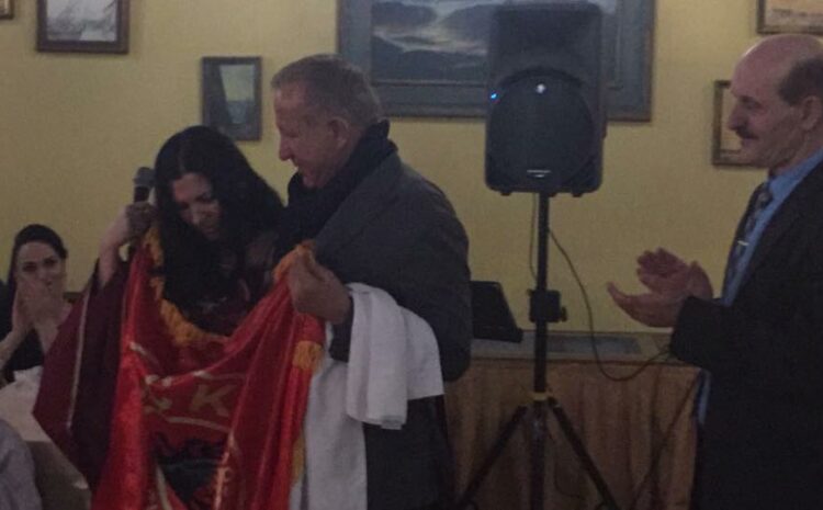 “Po jua dhuroj juve bohçen me flamurin e UÇK-së, sepse vetëm tek ju kam besim, Ju lutem zhvillojeni Kosovën si ju dini”!