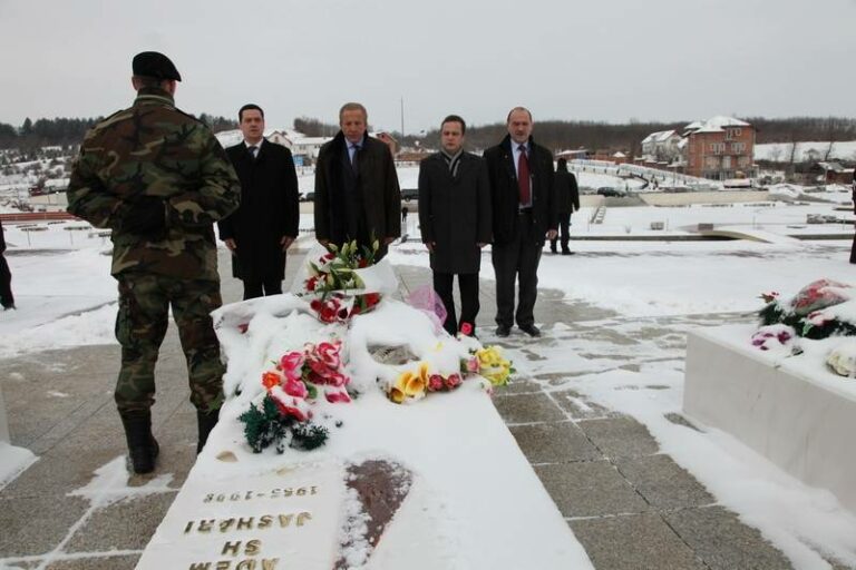 Në vazhdim, Presidenti Pacolli shkoi në Prekaz. Fillimisht ai bëri homazhe para varrit të Komandantit Legjendar Adem Jashari dhe dëshmorëve të tjerë në Kompleksin Memorial në Prekaz.