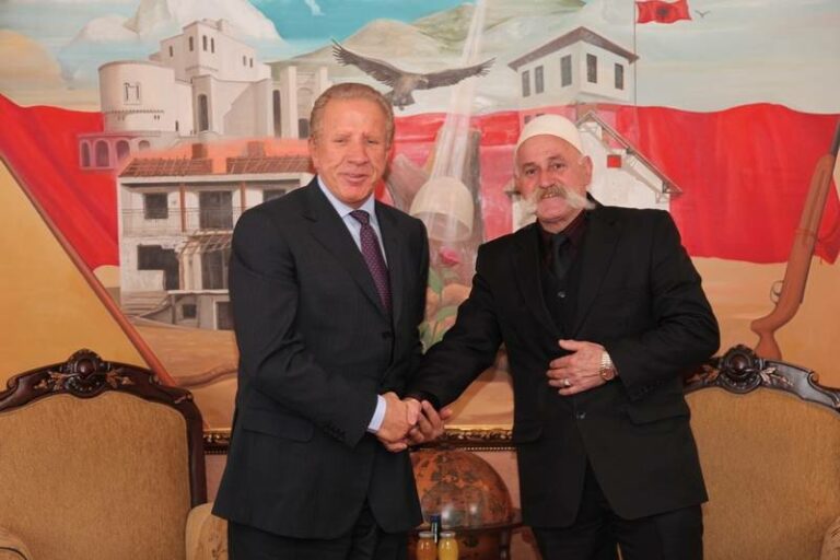 Në takimin e përzemërt dhe vëllazëror në odën e Jasharajve, shtrënguam duartë me bacën Rifat duke përshëndetur të zotin e shtëpisë, në mendje më erdhi sakrifica e heronjve të kësaj shtëpie që vuri themelet e shtetit. Baca Rifat më ofroi gjithë mbështetjen politike dhe morale të familjes Jashari.