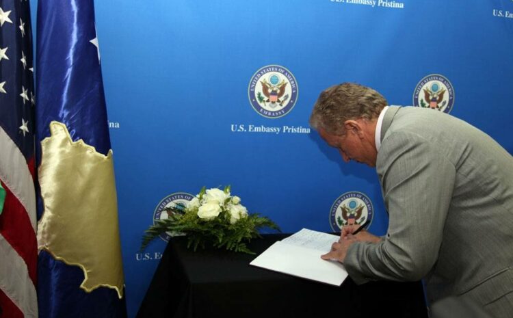 Presidenti Pacolli u nënshkrua në librin e zisë për dy pilotët e SHBA, të vrarë dje në Frankfurt