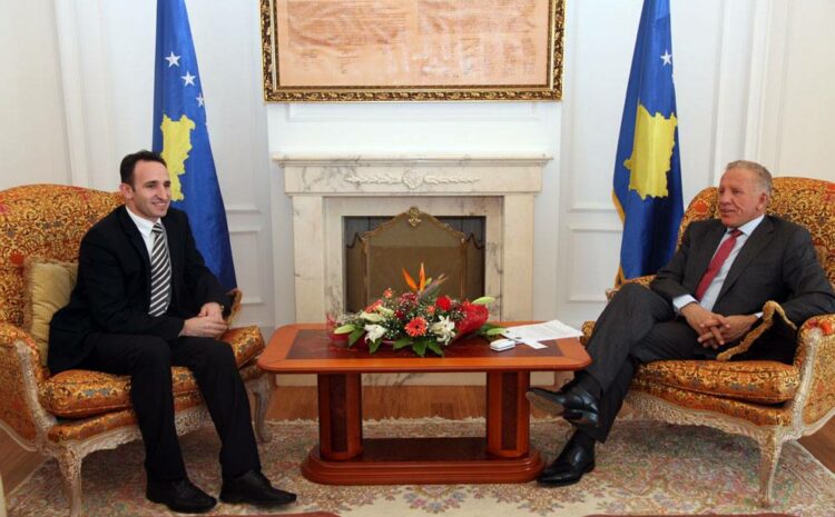 Presidenti Pacolli drejtorin e Agjencisë Kosovare të Inteligjencës, Bashkim Smakaj