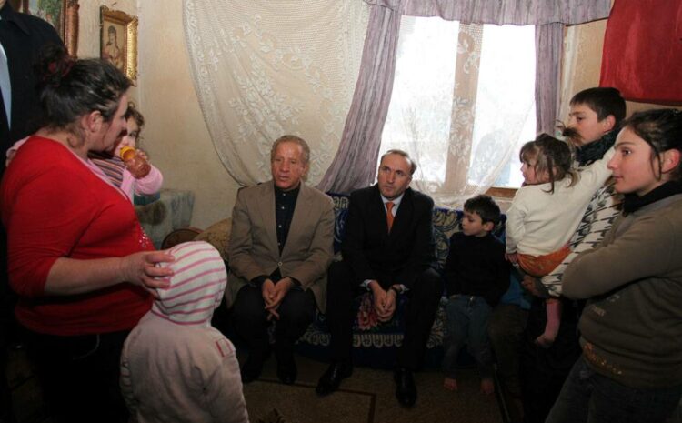 Presidenti Behgjet Pacolli heq dorë nga paga, ua jep atë familjeve skamnore