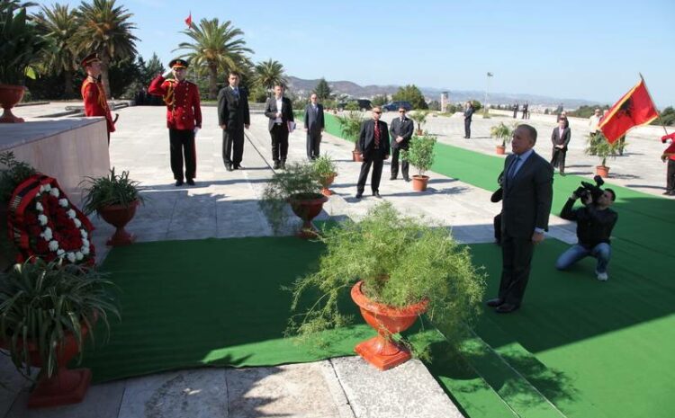 Presidenti Pacolli vuri kurora lulesh para Monumentit “Nënë Shqipëri” në Tiranë