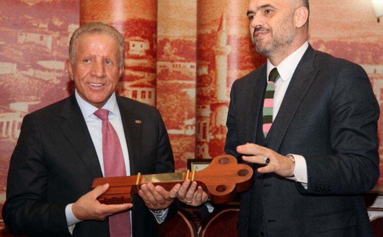 Edi Rama ia dorëzoi Presidentit Pacolli Çelësin e Tiranës